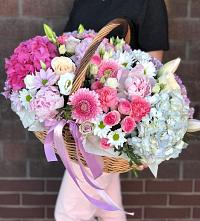 Композиция солнечный день в Сапожок Цветочная композиция из Розы, Хризантемы, Пионы и Лизиантусы в корзине в Сапожок